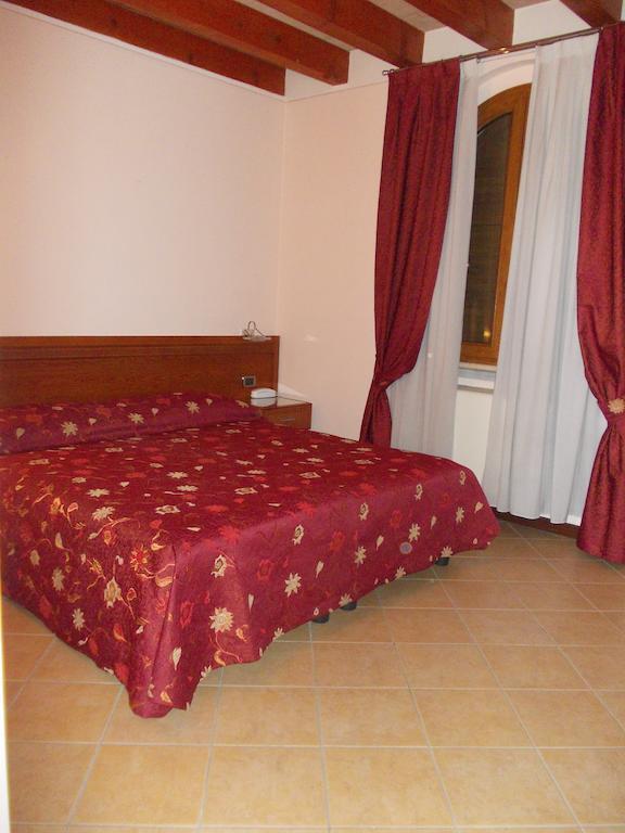 Albergo Le Piante Манерба дел Гарда Екстериор снимка