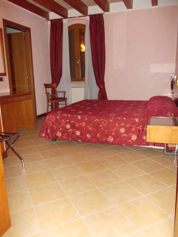 Albergo Le Piante Манерба дел Гарда Стая снимка